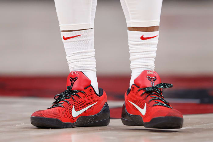 Chicago Bulls forward DeMar DeRozan wearing Nike Kobe 9 Elite Low 'University Red' during the 2021-22 NBA season.